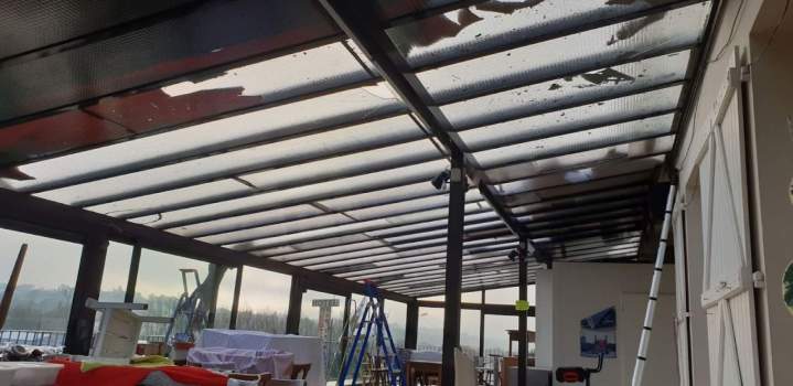 Toit véranda restaurant en mauvais état Quimperlé